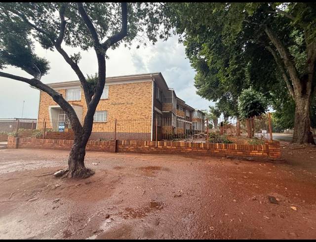 1 BEDROOM APARTMENT FOR SALE IN VANDERBIJLPARK CW 6